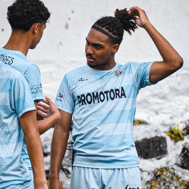 le joueur de foot se touche la tête - Conseils pour jeunes footballeurs