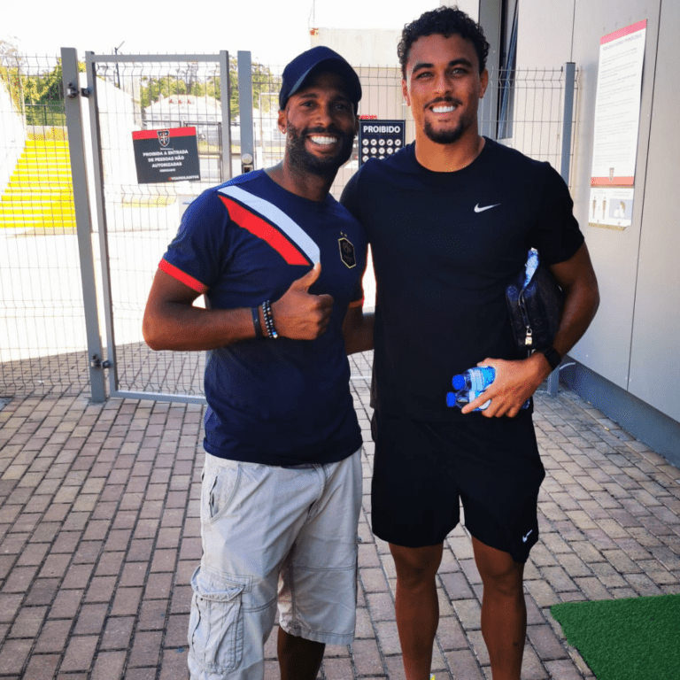 brayan avec un joueur de foot