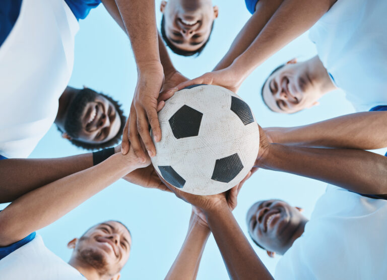 joueur de football qui tienne un ballon