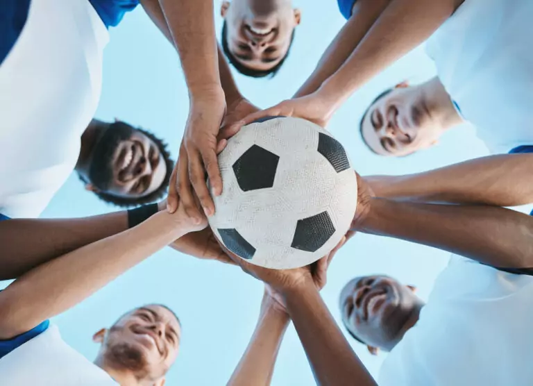 joueur de football qui tienne un ballon