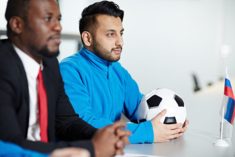 joueur qui signe son contrat professionnel